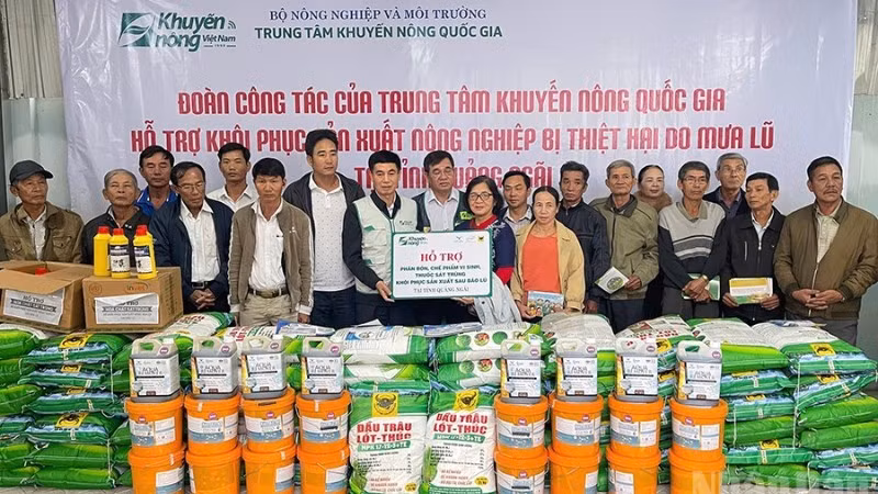 Trung tâm Khuyến nông quốc gia hỗ trợ nông dân tỉnh Quảng Ngãi phân bón, chế phẩm vi sinh, thuốc sát trùng để khôi phục sản xuất sau bão lũ.
