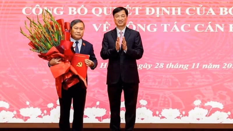 Bí thư Thành ủy Hà Nội Nguyễn Duy Ngọc chúc mừng đồng chí Vũ Đại Thắng.