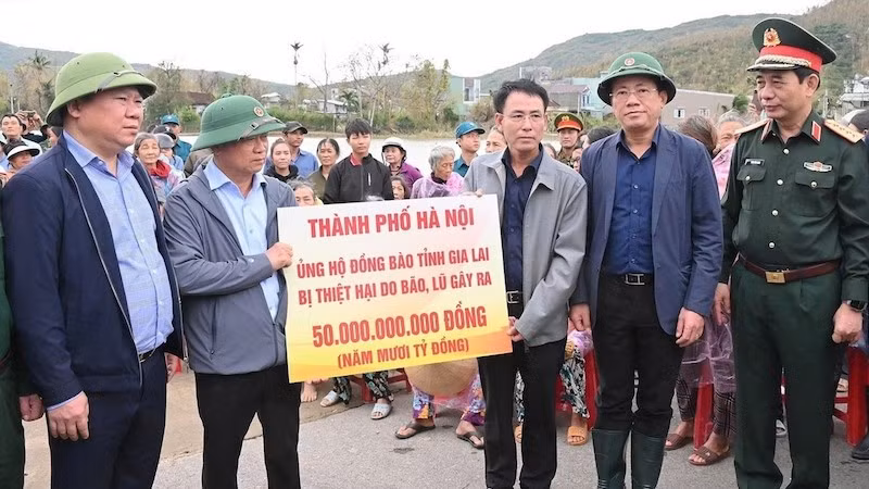 Lãnh đạo Thành ủy Hà Nội trao 50 tỷ đồng của thành phố Hà Nội ủng hộ đồng bào tỉnh Gia Lai bị thiệt hại do mưa lũ.