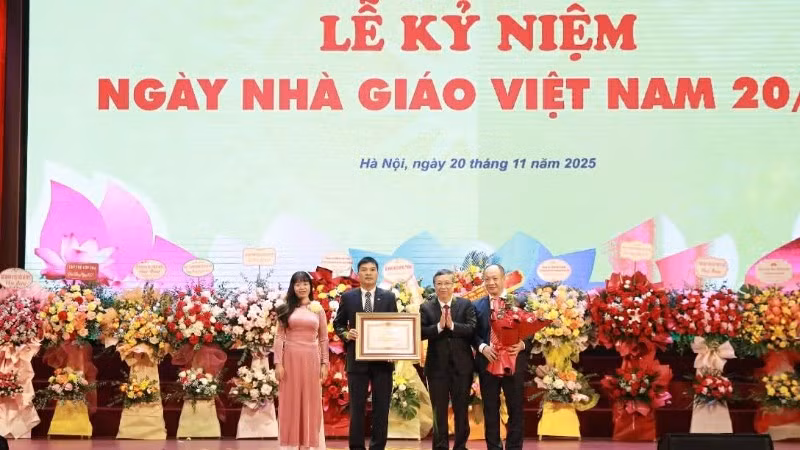 Thứ trưởng Hoàng Trung trao Bằng khen của Thủ tướng cho tập thể Bộ môn Công nghệ và Quản lý xây dựng, Khoa Công trình. 