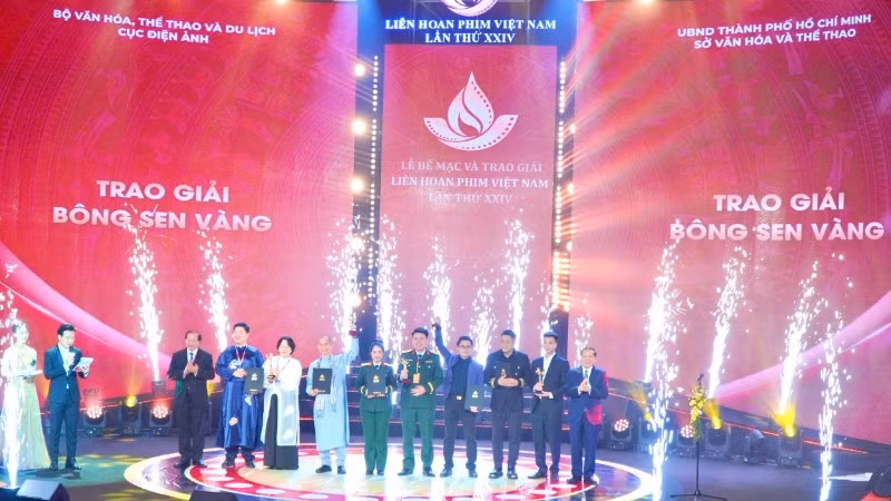 Trao giải Bông sen vàng cho các bộ phim xuất sắc tại Liên hoan phim Việt Nam lần thứ 24. (Ảnh: MAI ANH)