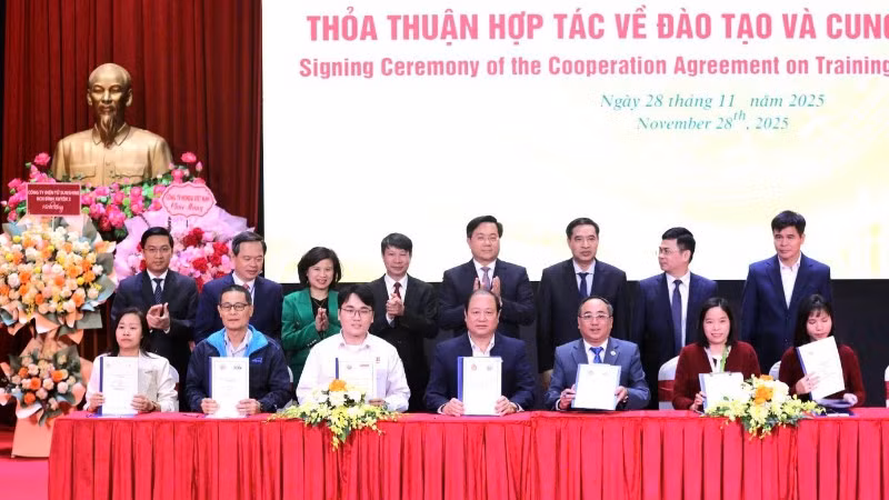 Các đại biểu chứng kiến lễ ký kết thỏa thuận hợp tác về đào tạo và cung ứng lao động.