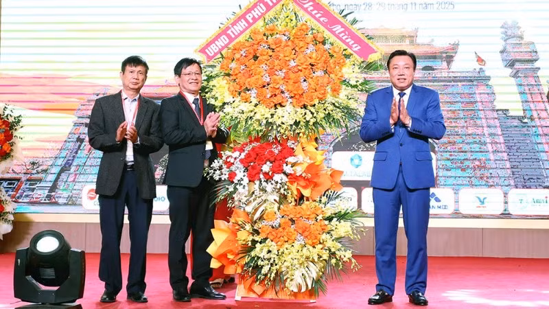 Phó Chủ tịch Ủy ban nhân dân tỉnh Phú Thọ Nguyễn Huy học tặng hoa chúc mừng Hội Hóa sinh y học Hà nội và các tỉnh phía bắc.