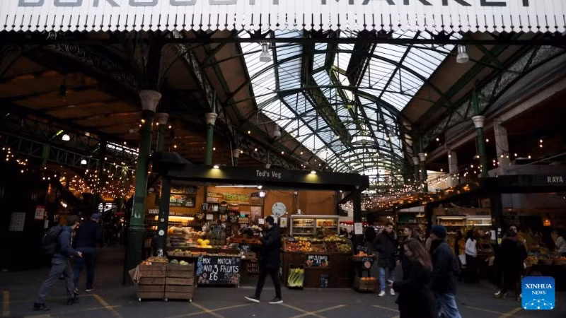 Người dân mua sắm tại chợ Borough ở Thủ đô London, Anh. (Ảnh: Xinhua)