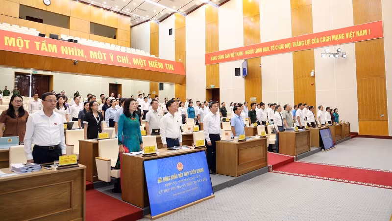 Đại biểu Hội đồng nhân dân tỉnh Tuyên Quang thực hiện nghi thức chào cờ.