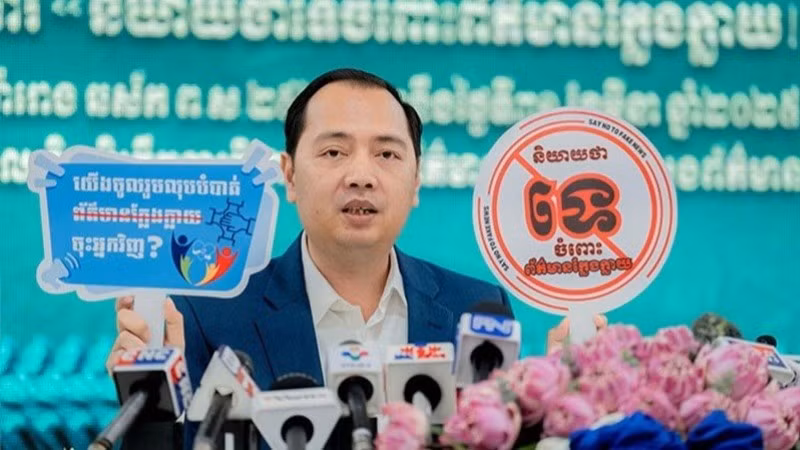 Bộ trưởng Thông tin Campuchia Neth Pheaktra phát động chiến dịch "Nói không với tin giả". (Ảnh: Khmer Times)