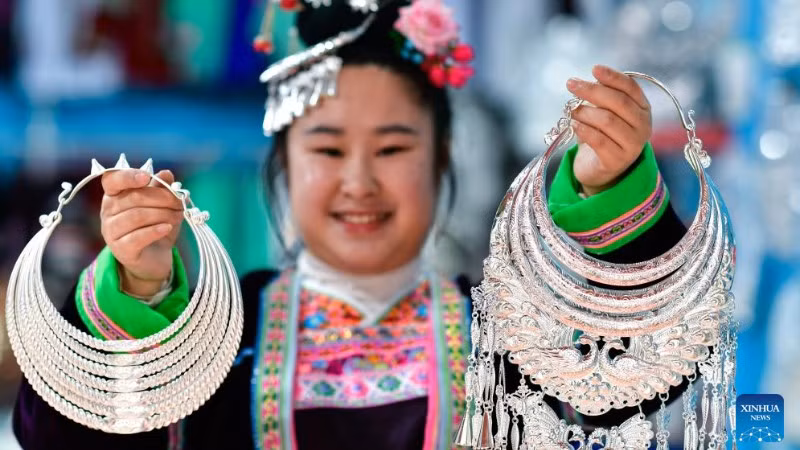 Trang sức bạc tại tỉnh Quý Châu, tây nam Trung Quốc, ngày 21/4/2026. (Ảnh: Xinhua)