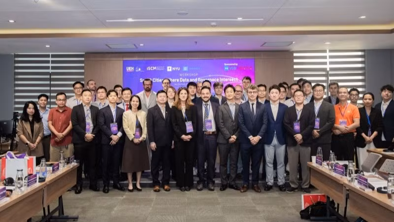 Các diễn giả chụp ảnh lưu niệm.