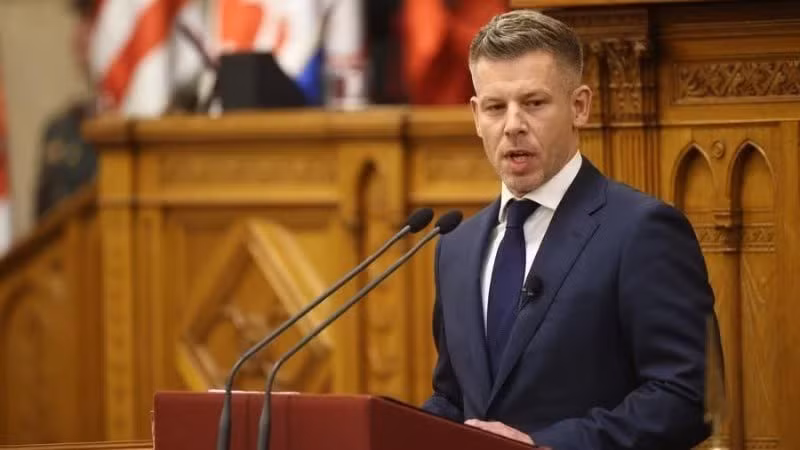Thủ tướng Hungary Peter Magyar phát biểu tại Tòa nhà Quốc hội ở Budapest, ngày 9/5/2026. (Ảnh: XINHUA)