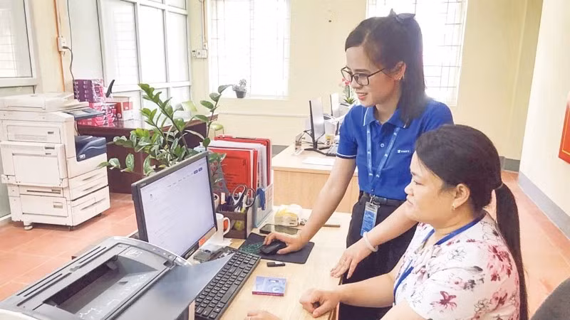Cán bộ Trung tâm Phục vụ hành chính công xã Quảng Uyên, tỉnh Cao Bằng thực hiện nhiệm vụ. (Ảnh: THÙY ANH)