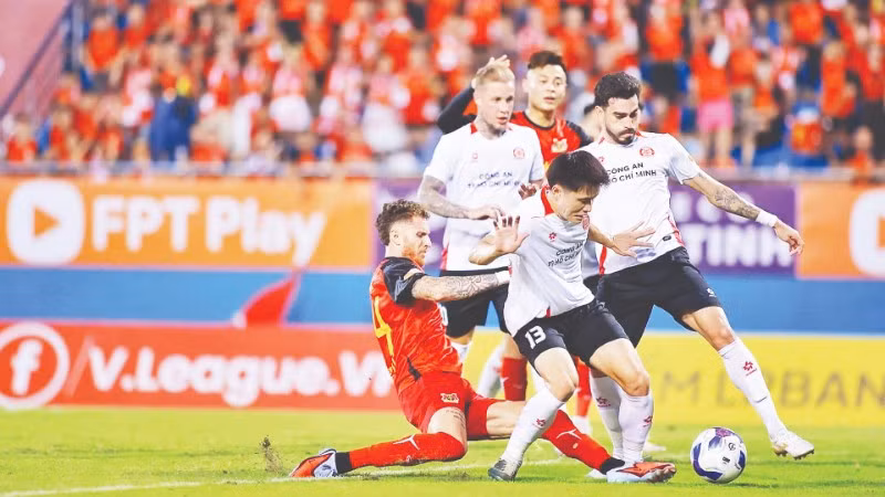 Công an Thành phố Hồ Chí Minh (áo trắng) hòa đội chủ nhà Ninh Bình 1-1.