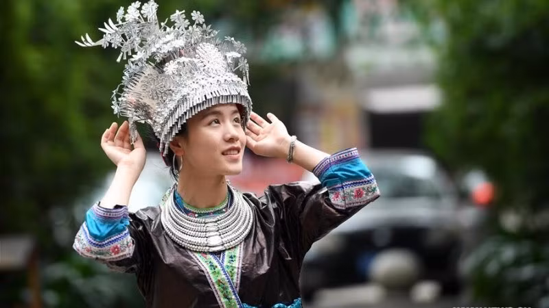 Trang sức bạc rất phổ biến đối với phụ nữ dân tộc Miêu, Trung Quốc. (Ảnh: Xinhua)