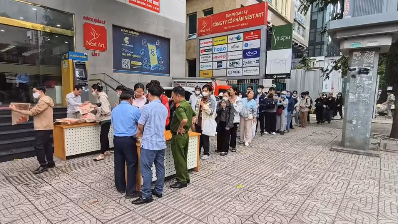 Người dân Thành phố Hồ Chí Minh xếp hàng trật tự để nhận ấn phẩm đặc biệt của Báo Nhân Dân.