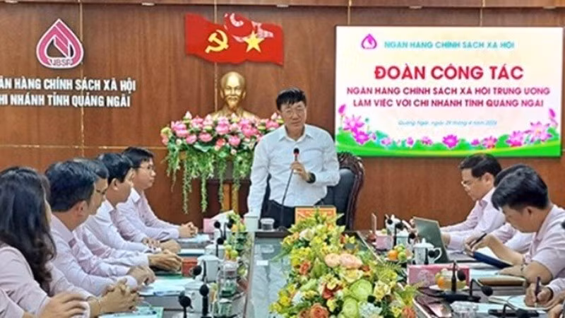 Quang cảnh buổi làm việc của Đoàn công tác Trung ương với chi nhánh Ngân hàng Chính sách xã hội tỉnh Quảng Ngãi.