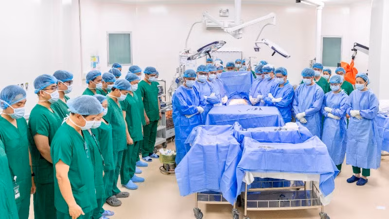 Tập thể y bác sĩ tri ân người bệnh trước khi phẫu thuật. (Ảnh: Bệnh viện cung cấp)