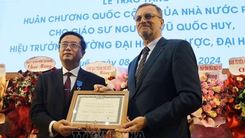 Giáo sư, Tiến sĩ Nguyễn Vũ Quốc Huy trong Lễ đón nhận Huân chương Công trạng quốc gia, tước Hiệp sĩ, ghi nhận những đóng góp trong thúc đẩy hợp tác y tế và giáo dục giữa Việt Nam và Pháp.