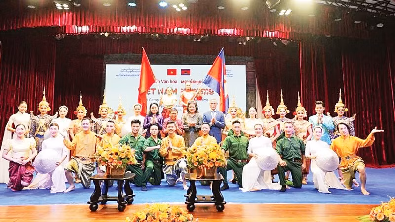 Các nghệ sĩ tham gia biểu diễn trong Tuần Văn hóa Việt Nam tại Campuchia năm 2026. (Ảnh: Bộ Văn hóa, Thể thao và Du lịch)