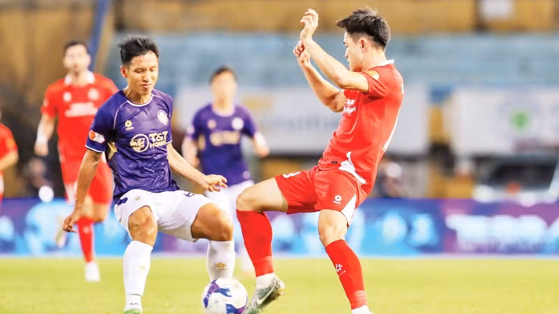 Đội Hà Nội FC (áo tím) hòa đội Công an Thành phố Hồ Chí Minh với tỷ số 1-1. (Ảnh: TRẦN HẢI)