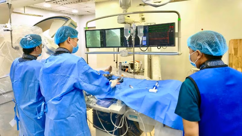 Ê-kíp can thiệp tại Bệnh viện đa khoa Thủ Đức.