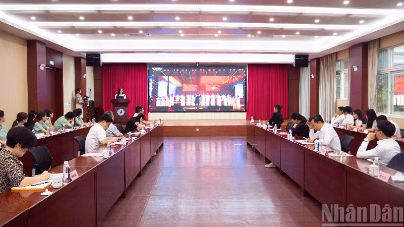 Quang cảnh buổi đối thoại giữa thanh niên hai nước Trung-Việt với chủ đề “Làm người kế thừa kiên định truyền thống cách mạng Trung-Việt”.
