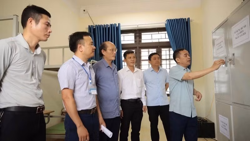 Đồng chí Nguyễn Văn Đoạt, Phó Chủ tịch Ủy ban nhân dân tỉnh, Trưởng Ban Chỉ đạo thi tốt nghiệp trung học phổ thông tỉnh Điện Biên, kiểm tra công tác chuẩn bị tại điểm thi Trường phổ thông dân tộc nội trú-trung học phổ thông Tủa Chùa.