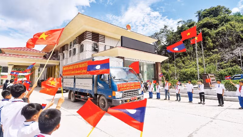 Đoàn xe chở hài cốt liệt sĩ Quân tình nguyện và chuyên gia Việt Nam từ nước bạn Lào đi qua Cửa khẩu quốc tế Nậm Cắn, tỉnh Nghệ An. (Ảnh: TUẤN HUY)