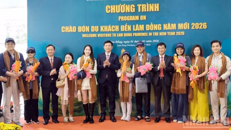 Lãnh đạo tỉnh Lâm Đồng và sở, ngành chào mừng những hành khách đầu tiên đến địa phương qua đường hàng không năm 2026.