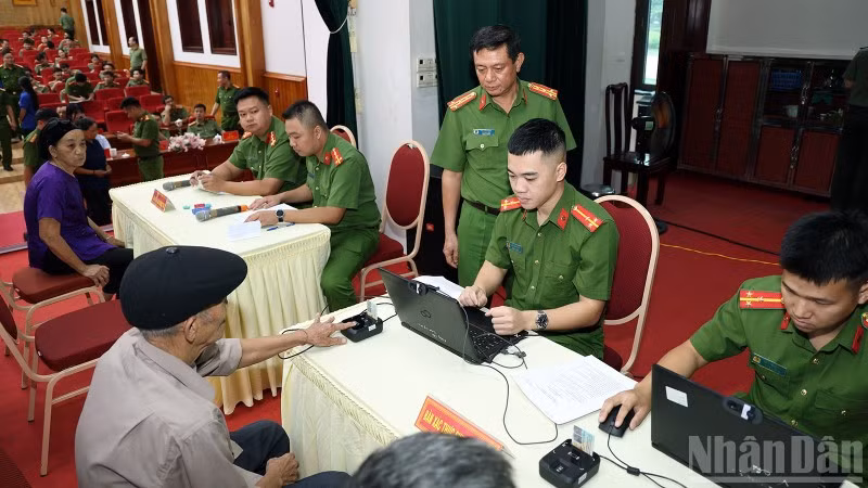 Lãnh đạo Công an tỉnh Tuyên Quang kiểm tra công tác xác thực thông tin nhân thân được thu mẫu ADN.