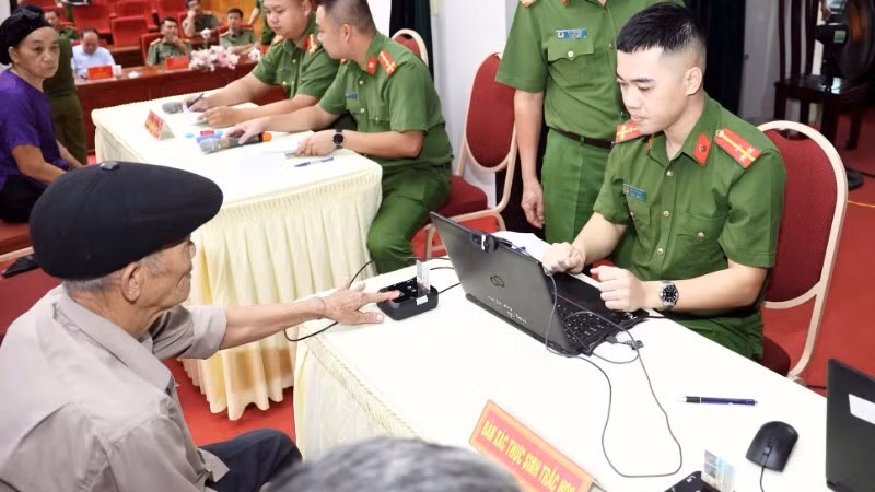 Xác nhận thông tin thân nhân liệt sĩ tại điểm lấy mẫu ADN Công an tỉnh Tuyên Quang. (Ảnh: ĐỨC THẮNG)