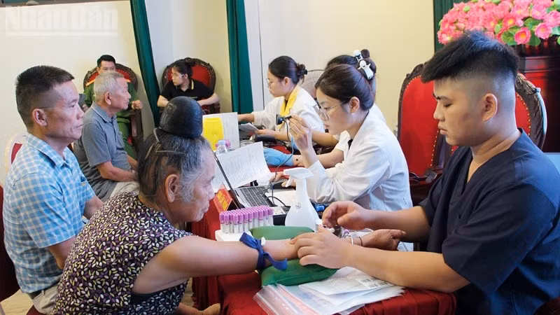 Đơn vị thu mẫu xác thực thông tin lên cơ sở dữ liệu ADN quốc gia cho thân nhân liệt sĩ tại Sơn La.