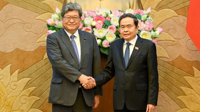 Chủ tịch Quốc hội Trần Thanh Mẫn và Quyền Tổng Thư ký Đảng Dân chủ Tự do Nhật Bản Hagiuda Koichi. (Ảnh: DUY LINH)