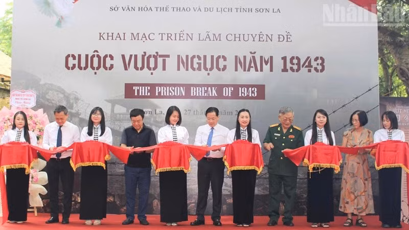 Các đại biểu cắt băng khai mạc triển lãm chuyên đề "Cuộc vượt ngục năm 1943".