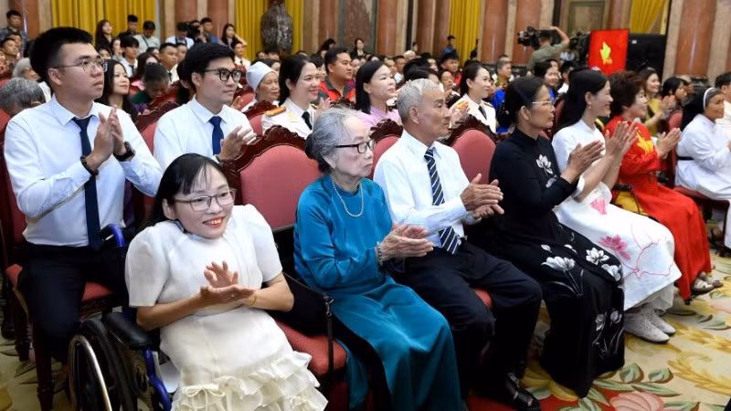 Các đại biểu tham dự buổi gặp mặt 100 điển hình tiên tiến trong chương trình “Việc tử tế” của Đài Truyền hình Việt Nam, nhân dịp kỷ niệm 78 năm Ngày Bác Hồ ra Lời kêu gọi Thi đua ái quốc. (Ảnh: ĐĂNG KHOA)