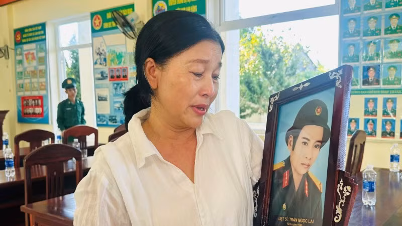 Chị Trần Thị Kim Dung bên di ảnh liệt sĩ Trần Ngọc Lai.