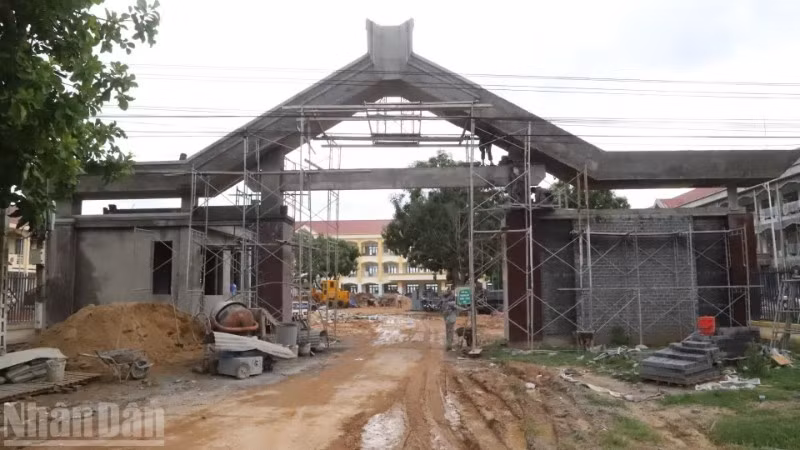 Cổng Trường phổ thông nội trú liên cấp tiểu học và trung học cơ sở xã biên giới Ia Lốp, tỉnh Đắk Lắk đang trong quá trình hoàn thiện.