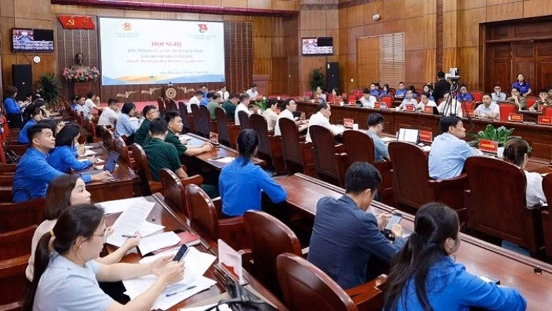 Tại đầu cầu trung tâm tỉnh Điện Biên, buổi đối thoại giữa Chủ tịch Ủy ban nhân dân tỉnh Lê Văn Lương với thanh niên đã thu hút hàng trăm đoàn viên thanh niên tham dự.