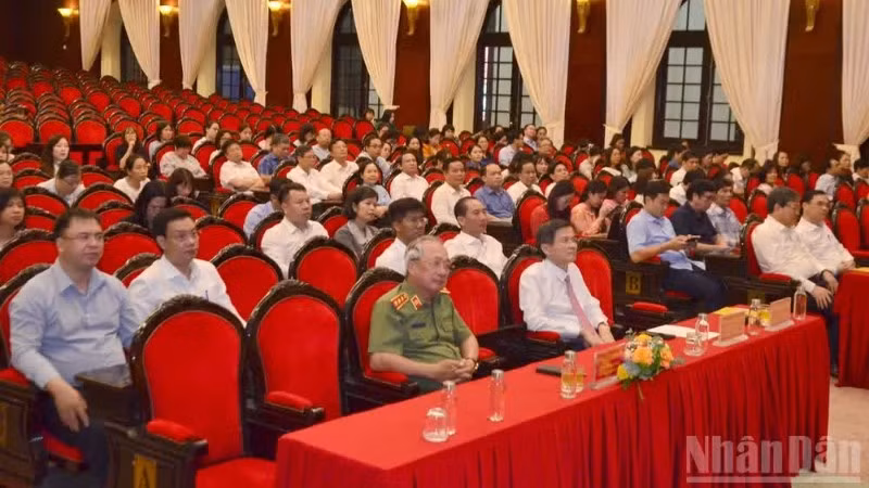 Các đại biểu tham dự Lễ bế giảng Lớp bồi dưỡng, cập nhật kiến thức, kỹ năng đối với cán bộ lãnh đạo, quản lý xã, phường, đặc khu. (Ảnh: PHẠM CƯỜNG)