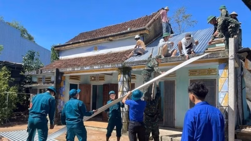 Lực lượng xung kích xã Tây Hồ (thành phố Đà Nẵng) giúp dân sửa chữa nhà bị tốc mái. (Ảnh: VGP)