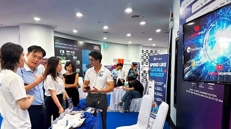 Người dân tìm hiểu dự án “Phần mềm Basal Pay” tại Tuần lễ Tài chính và Công nghệ Đà Nẵng 2025.