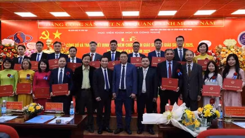 Các giảng viên của Học viện Khoa học và Công nghệ được bổ nhiệm chức danh Giáo sư, Phó Giáo sư. (Ảnh: HIẾU LAN)