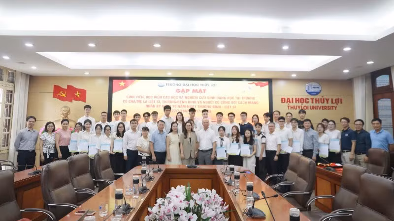 Phó Vụ trưởng Vụ Học sinh, sinh viên (Bộ Giáo dục và Đào tạo) Nguyễn Thị Nhung cùng lãnh đạo Trường đại học Thủy lợi chụp ảnh lưu niệm cùng sinh viên, học viên cao học và nghiên cứu sinh thuộc diện gia đình chính sách. 