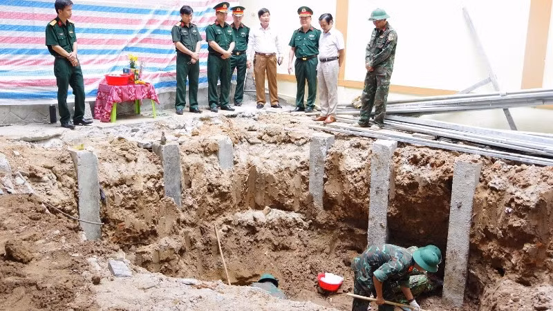 Đội 584 tìm kiếm và quy tập 4 hài cốt liệt sĩ tại khu vực Bệnh viện đa khoa khu vực Thạch Hãn, phường Quảng Trị, tỉnh Quảng Trị.