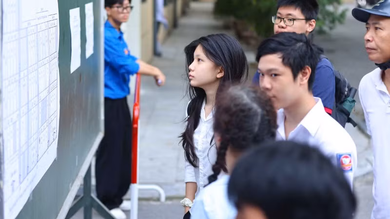 Thí sinh xem sơ đồ phòng thi trước giờ làm bài. (Ảnh: ĐẠI THẮNG)