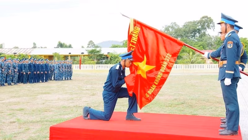 Chiến sĩ mới thực hiện nghi thức tuyên thệ dưới Quân kỳ Quyết thắng. 