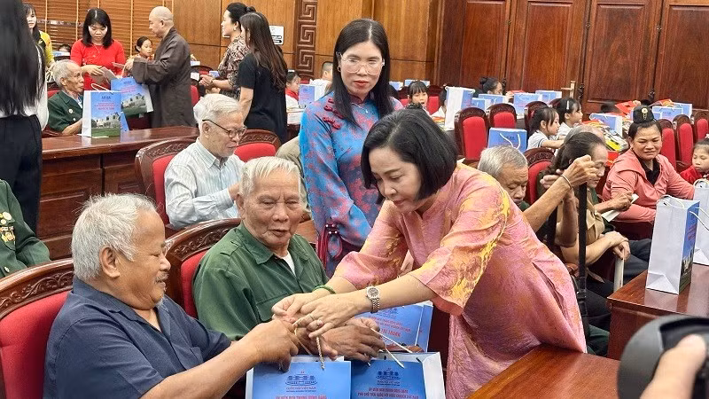 Đồng chí Nguyễn Thị Thanh, Phó Chủ tịch Quốc hội trao quà tặng thương binh, gia đình chính sách tại Điện Biên.
