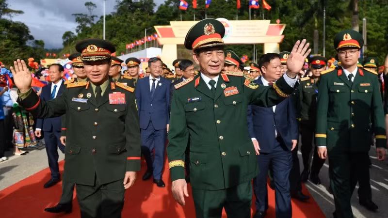 Đại tướng Phan Văn Giang và Đại tướng Khamliang Outhakaysone tại sự kiện. (Ảnh: THẾ ĐẠI)