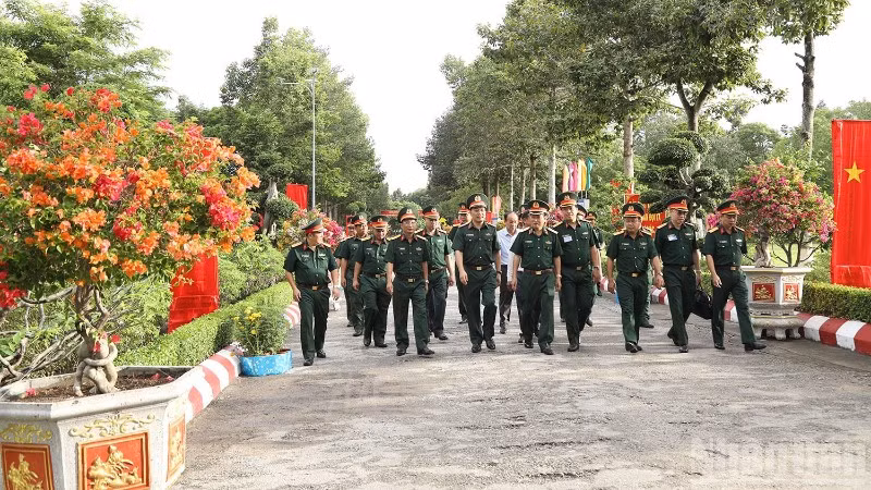 Đại biểu tham quan doanh trại Trung đoàn Bộ Binh 1, Sư đoàn 330 (Quân khu 9).