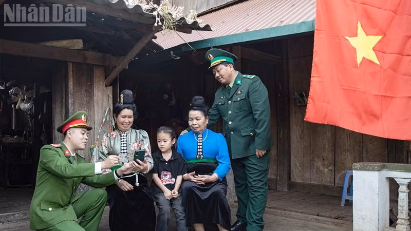 Công an xã biên giới Chiềng Khương phối hợp lực lượng Biên phòng hỗ trợ người dân cài đặt và sử dụng VNeID mức độ 2.