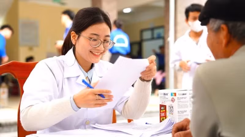 Đội ngũ y, bác sĩ Học viện Y-Dược học cổ truyền Việt Nam và Bệnh viện Tuệ Tĩnh khám, tư vấn về sức khỏe cho người dân trên địa bàn xã Kiều Phú.