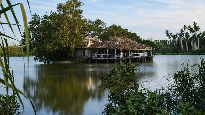 Miếu Nổi Phù Châu là điểm nhấn văn hóa trong không gian văn hóa, kinh tế di sản và du lịch đường thủy sông Vàm Thuật. (Ảnh: Ban tổ chức tọa đàm)